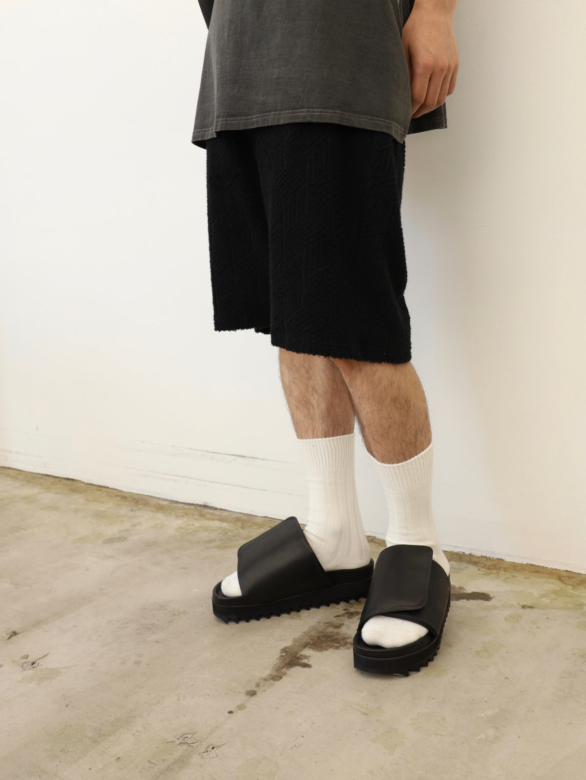 GEOMETRIC PILE WIDE SHORTS